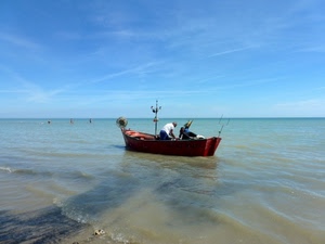 barca, pescatori, mare, cielo, orizzonte, onde, acqua, nuvole, pesca, azzurro, rosso, bagnanti