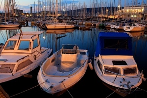 barche, alberi, porto, acqua, riflessi, luci, motoscafi, sera, tramonto, faro, porticciolo, bianco, cime, scafi, cielo, blu, imbarcazioni, mare, funi