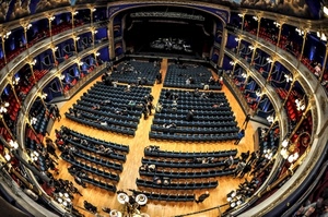 teatro, palcoscenico, palchi, platea, poltrone, spettatori, poltroncine, persone, file, luci, palco, ovale, sipario, lampadari, pubblico, spettacolo, lampioni