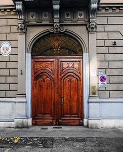 portone, arco, marrone, legno, palazzo, porta, cartelli, stemma, ingresso, divieto, marciapiede, aquila, muro, strada, telecamera, decorazioni, sculture, tre, leoni