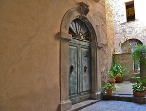 vasi, arco, piante, portone, finestra, fiori, porta, casa, verde, case, batacchi, battiporta, muro, maniglie, cortile, archi, muri
