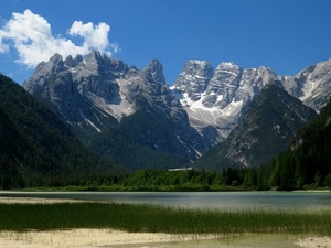 nuvole, lago, cielo, montagne, alberi, verde, erba, cime, montagna, neve, acqua, azzurro, vette, rocce, roccia, piante, bianco, dolomiti