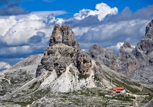 nuvole, rifugio, cielo, montagne, rocce, cime, montagna, roccia, dolomiti, cima, neve, baita, picco, massiccio, vette