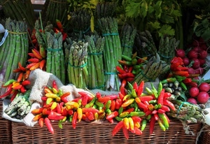 asparagi, rosso, verde, giallo, verdura, peperoncini, peperoni, ortaggi, ravanelli, vimini, cesto, mazzi, verdure, colori, prezzemolo, cesta