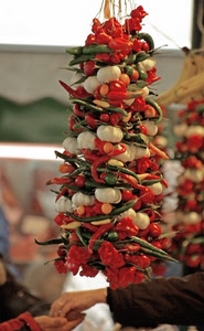 rosso, aglio, verde, bianco, peperoni, mani, ortaggi, peperoncino, verdura, colori, appesi, mano, cipolle, cibo, mercato, pomodorini, peperoncini