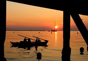 tramonto, mare, sole, controluce, barche, acqua, barca, riflessi, silhouette, boe, remi, alba, rosso, pontile, cielo, arancione, pattino