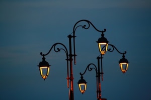 lampioni, cielo, luci, quattro, pali, luce, ferro, notte, blu, curve, accesi, due, notturno