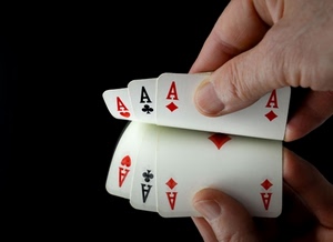 assi, carte, fiori, quadri, cuori, nero, dita, tris, rosso, mano, specchio, tre, bianco, riflesso, gioco, unghie, mani, pollice