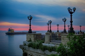 lampioni, mare, cielo, tramonto, nuvole, ringhiera, nave, rosso, alba, balaustra, verde, cespugli, acqua, imbarcazione, piante