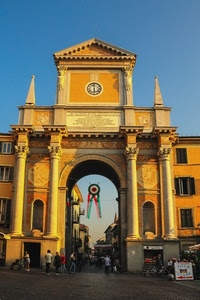 arco, persone, colonne, cielo, coccarda, orologio, porta, strada, finestre, tricolore, capitelli, azzurro, triangolo, via, porte, città