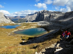 nuvole, cielo, montagne, escursionisti, azzurro, lago, erba, laghi, acqua, montagna, rocce, laghetti, ombre, persone, rosso, roccia, paesaggio