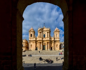 chiesa, arco, scalinata, nuvole, cielo, scala, gradini, barocco, campanili, noto, cattedrale, porte, scorcio, facciata, croce, sicilia, persone, orologio, scale, cornice, duomo, azzurro, sedute, campana