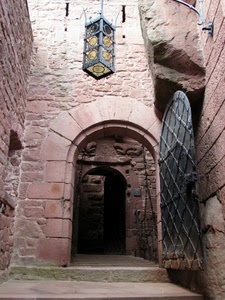 ferro, porta, castello, portone, arco, uscio, lampada, archi, pietra, lanterna, lampione, mura, metallo, scale, cancello, ingresso, feritoie, entrata, mattoni