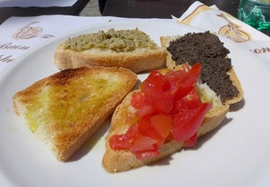 piatto, pane, pomodoro, olio, crostini, cibo, pomodori, fette, rosso, tovaglia, patè, bruschetta, antipasto, olive, bruschette, bianco