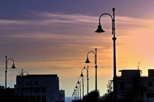 lampioni, cielo, tramonto, case, controluce, nuvole, antenne, fila, prospettiva, viola, silhouette, alberi, sagome, colori, palazzi, città, arancione, giallo, finestre, rami