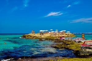 ombrelloni, mare, cielo, acqua, scogli, azzurro, bagnanti, sdraio, lettini, spiaggia, bianco, nuvole, estate, scogliera, rosso, orizzonte, rocce, bianchi, persone