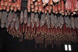salumi, appesi, insaccati, cibo, salami, finestra, stagionatura, maiale