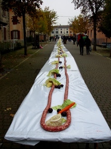 salsiccia, carota, tavolo, alberi, strada, verdura, bianco, tavolata, tovaglia, tavola
