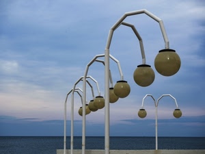 lampioni, mare, azzurro, cielo, nuvole, bianco, pali, palle, sfere, bocce, orizzonte, vetro, archi, metallo