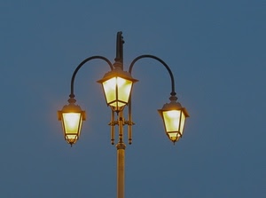 lampione, luci, tre, cielo, azzurro, lampioni, palo, ferro, archi, acceso, lampade, minimal, luce, minimalismo, blu, sera, bracci, metallo, notturno