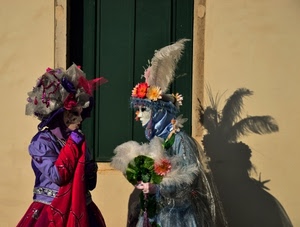 maschere, rosso, verde, finestra, ombra, costumi, carnevale, piume, due, ombre, fiori, colori, viola, donne, ventaglio, cappelli, azzurro, maschera