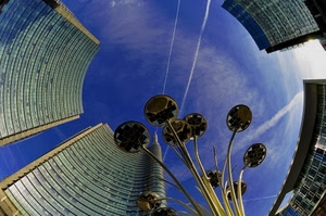 cielo, grattacieli, lampioni, finestre, azzurro, bianco, scie, architettura, prospettiva, grattacielo, vetro, palazzi, scia, cerchi, lampione, nuvole, blu